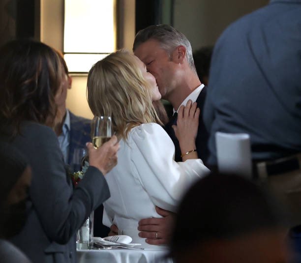AishaAjisebutu's tweet photo. Man how many more kisses can we get? This isn’t even counting the actual wedding kiss that hasn’t happened yet cause this is just the reception 🥹#Rollisi https://t.co/obYUzhsUQ5