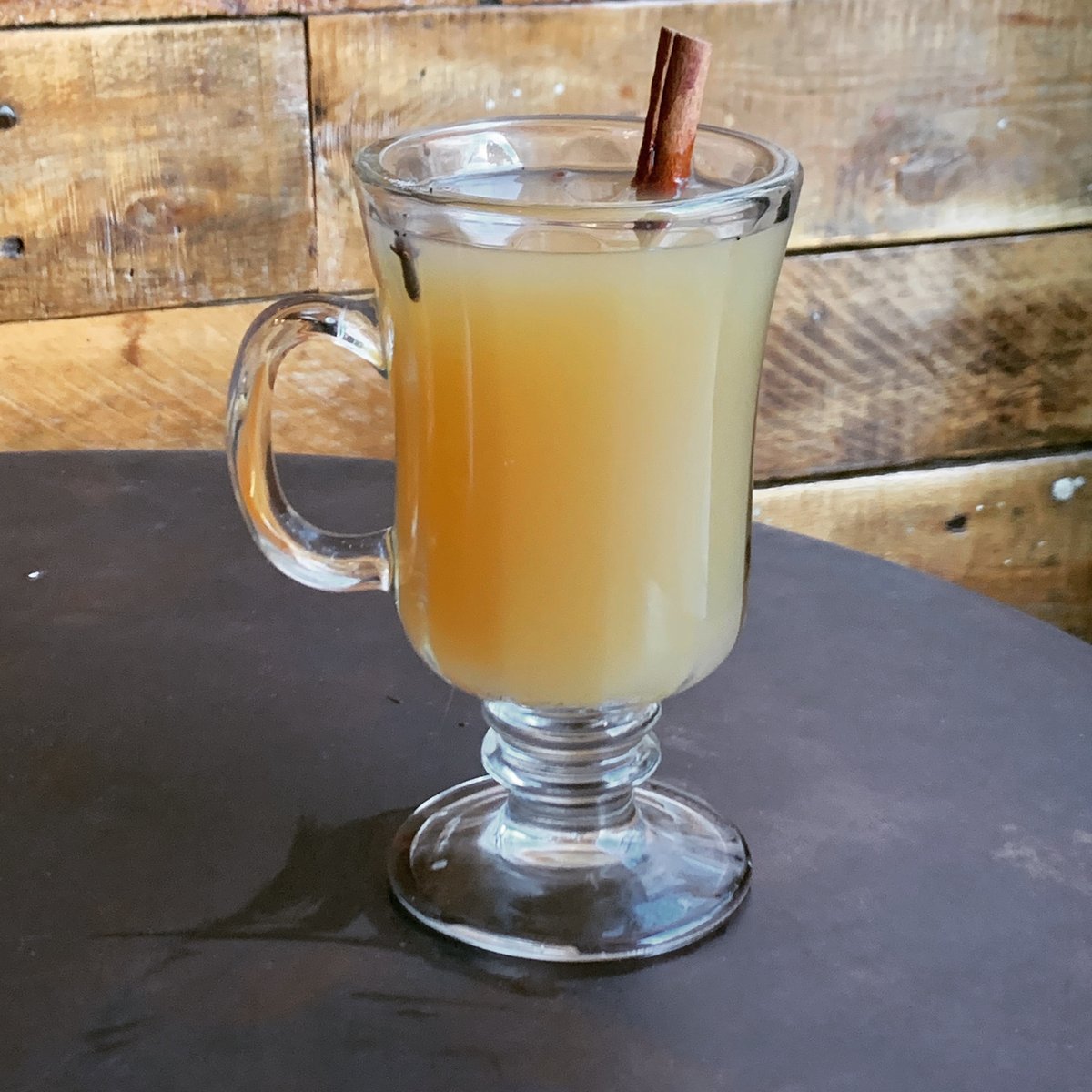pineboxrockshop's tweet image. It's fall drink season! 🍁Hot spiced apple cider spiked with your choice of brandy, bourbon or rum. #spikedcider #applecider #cider #hotapplecider #cocktailhour #fall #applecider #cider #apple #apples #ciderlover #autumn #cidergram #drinks #drinklocal #fallvibes