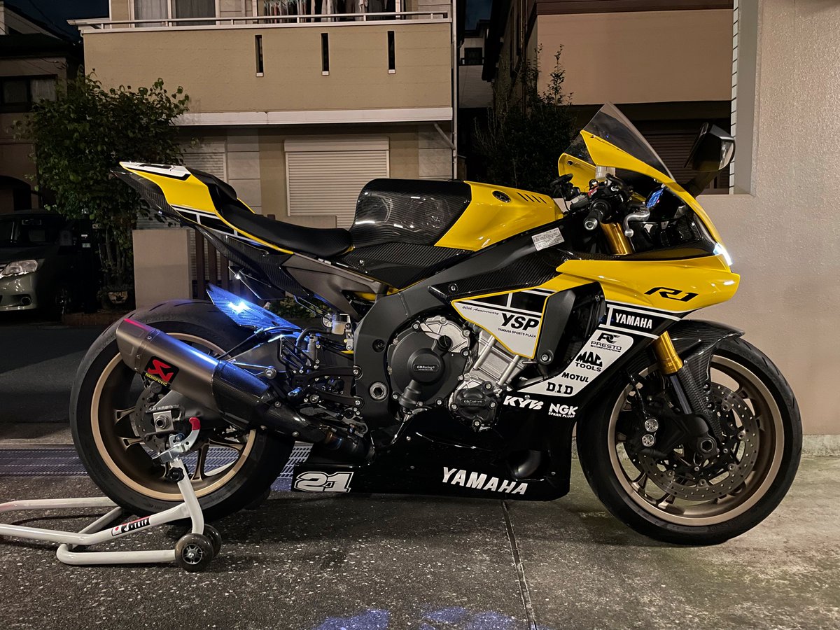 kira_yzdevil's tweet photo. マジで超絶レーシングマシンって感じ!!
最高!!やはり俺のR1が宇宙一!🌌✨
#Maxicarbon #R1 #YAMAHAが美しい https://t.co/i1I1yvHLae