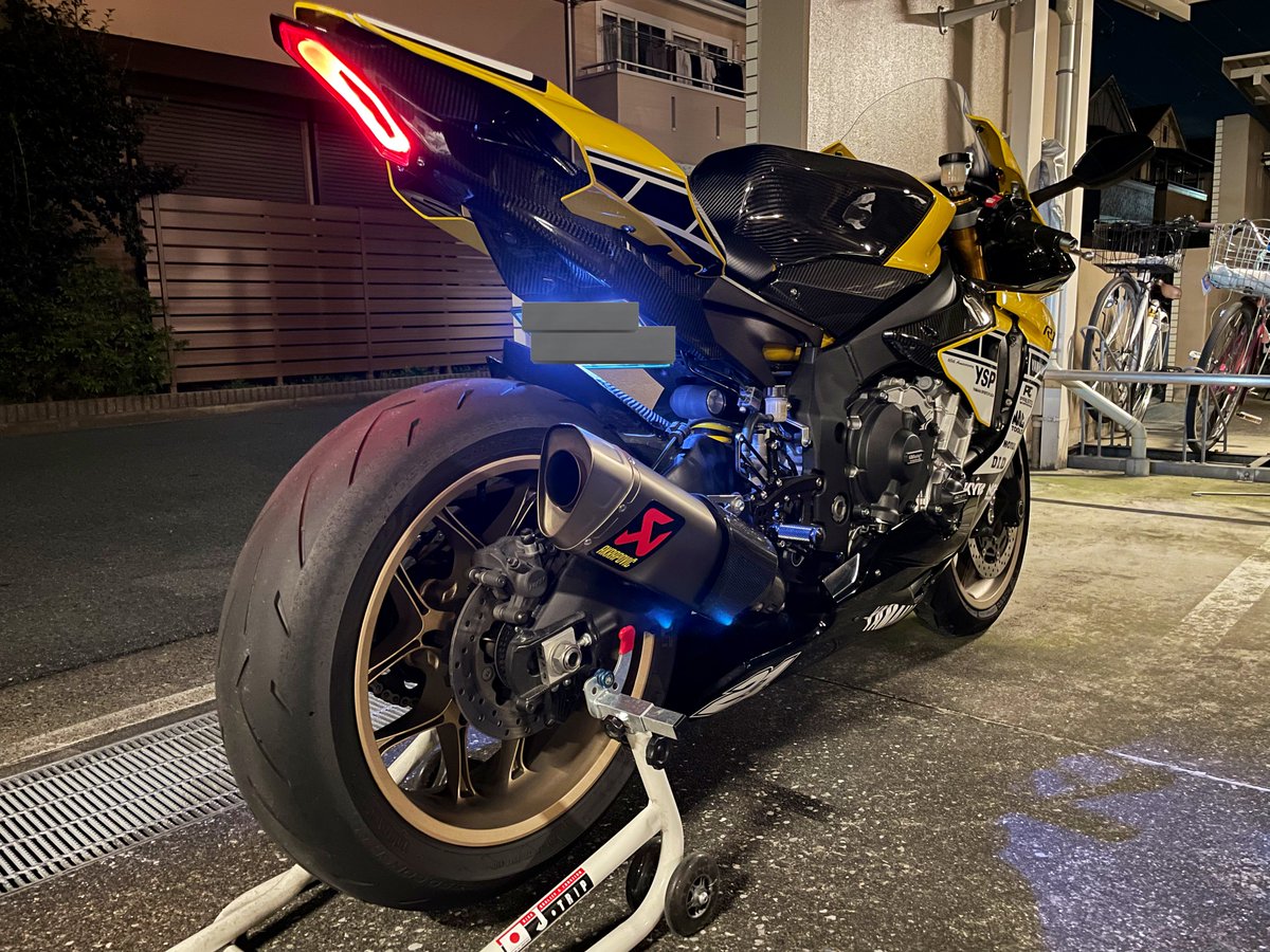 kira_yzdevil's tweet photo. マジで超絶レーシングマシンって感じ!!
最高!!やはり俺のR1が宇宙一!🌌✨
#Maxicarbon #R1 #YAMAHAが美しい https://t.co/i1I1yvHLae