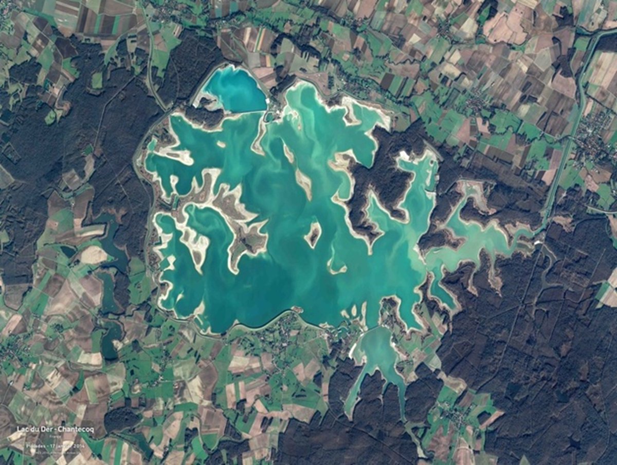 ESA_EO's tweet photo. Happy birthday, SMOS 🎂
@Esa’s Soil Moisture and Ocean Salinity mission just completed its 13th year in orbit  🥳
Learn more about this mission and how it's improving our understanding of Earth’s waters: https://t.co/B10XRGdf95
Image taken by the Pléiades satellite, 2014 ⬇️ https://t.co/Dzu0RnLWqq