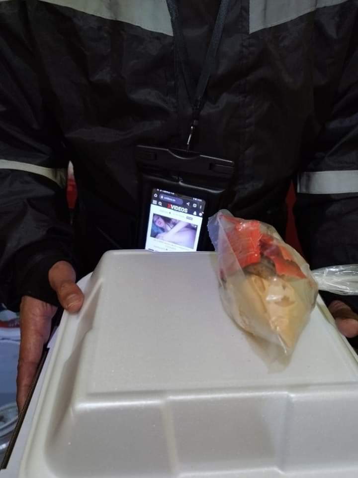 Pulgosodelotzo's tweet photo. Llegó la comida fría pero el repartidor caliente https://t.co/5CtXzZpEsp