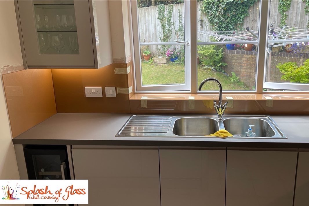 officialASOG's tweet image. Looking to upgrade your kitchen, bathroom or utility? Think glass!
Our glass splashbacks are effortless to maintain keeping your space looking just like new.

This russet with silver sparkle splashback brings warmth into the kitchen while bouncing light off back into the room!