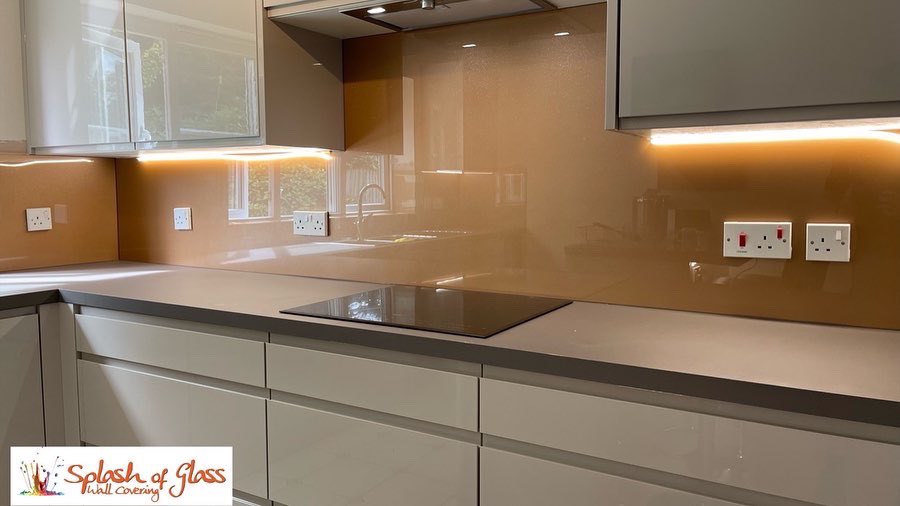 officialASOG's tweet image. Looking to upgrade your kitchen, bathroom or utility? Think glass!
Our glass splashbacks are effortless to maintain keeping your space looking just like new.

This russet with silver sparkle splashback brings warmth into the kitchen while bouncing light off back into the room!