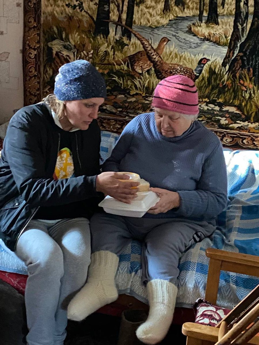 Once Lyman, Izium & Sviatohirsk were liberated in the Donetsk region, WCK was one of the first groups to provide aid to affected communities. We have many food distribution sites across the area & as winter sets in we are scaling up hot meals. #ChefsForUkraine 🇺🇦