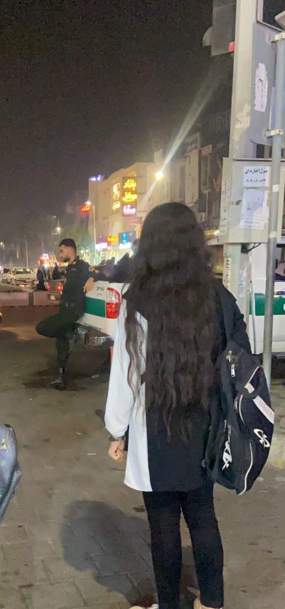 isabelschayani's tweet photo. Das Mädchen trägt einfach ihr offenes Haar. Verboten! 
Der Polizist schaut grad nicht hin. Oder sieht sie nicht. Oder will sie nicht sehen. Denn was hat sie schon verbrochen? 
Der 47. Tag 
#IranProtests 
#MahsaAmini https://t.co/jsY10OjDfo