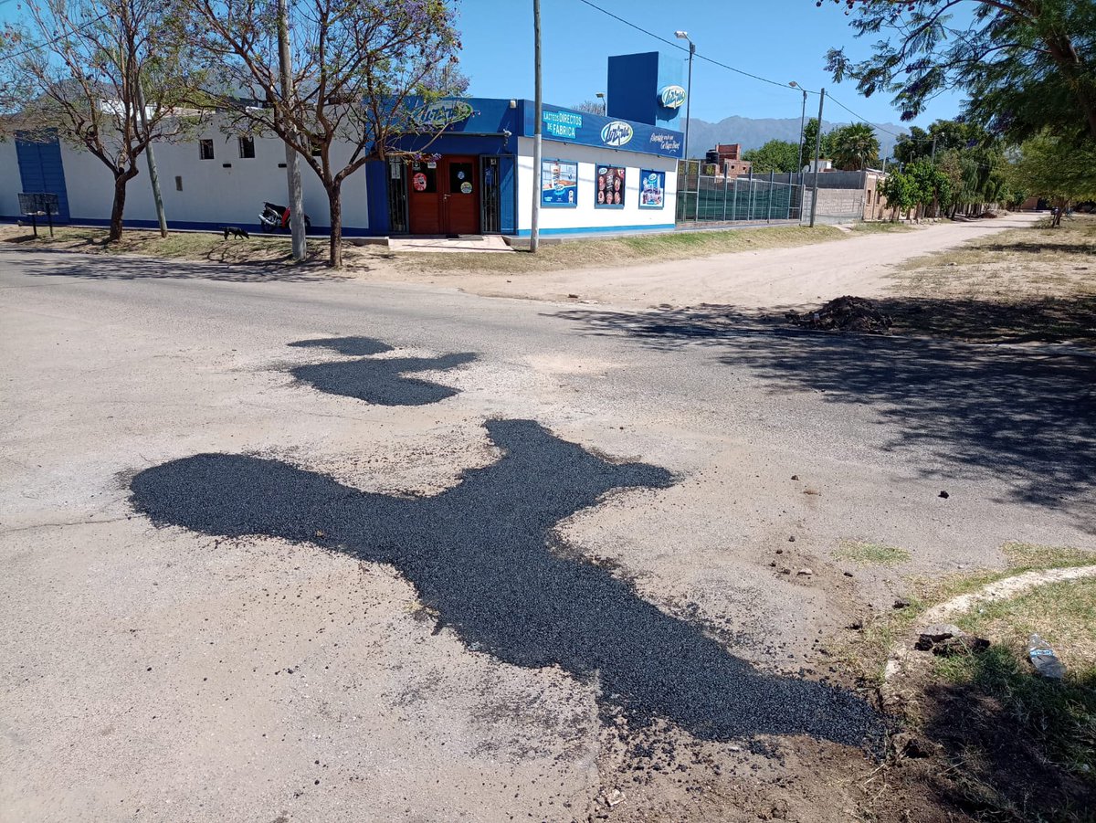 municipalidadlr's tweet photo. 🚧Plan de Calles🚧
En la zona oeste, se realizaron tareas de bacheo en frío en las calles: 
✔️Posadas entre Álvarez Jonte y Francia. ✔️Oncativo, desde Ecuador hasta San Antonio. https://t.co/Tq1bywJcHy