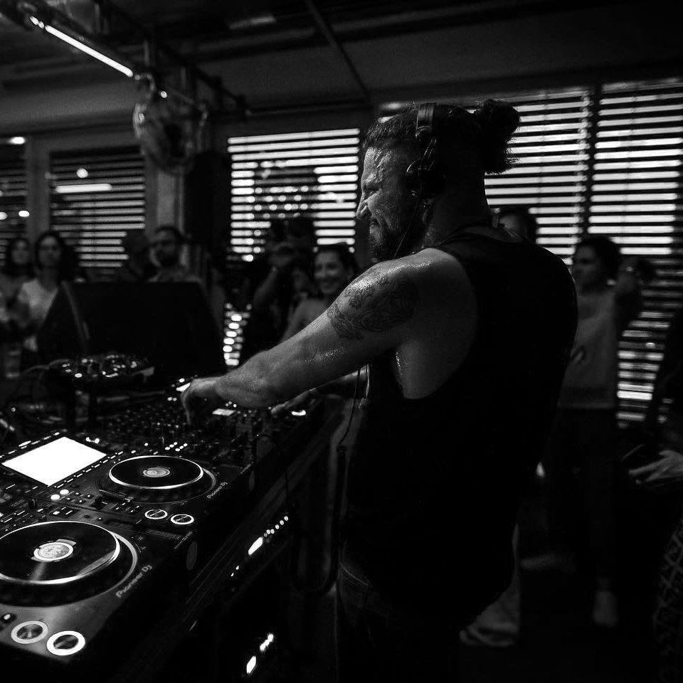 After the release of 'I Fund My Stash From The 90's' at OFF Recordings, #RSRRCT follows with one hour of uncompromising techno.

Check out his latest mix here --&gt; soundcloud.com/off-recordings…

#off #techno #rsrrct #dj #outnow