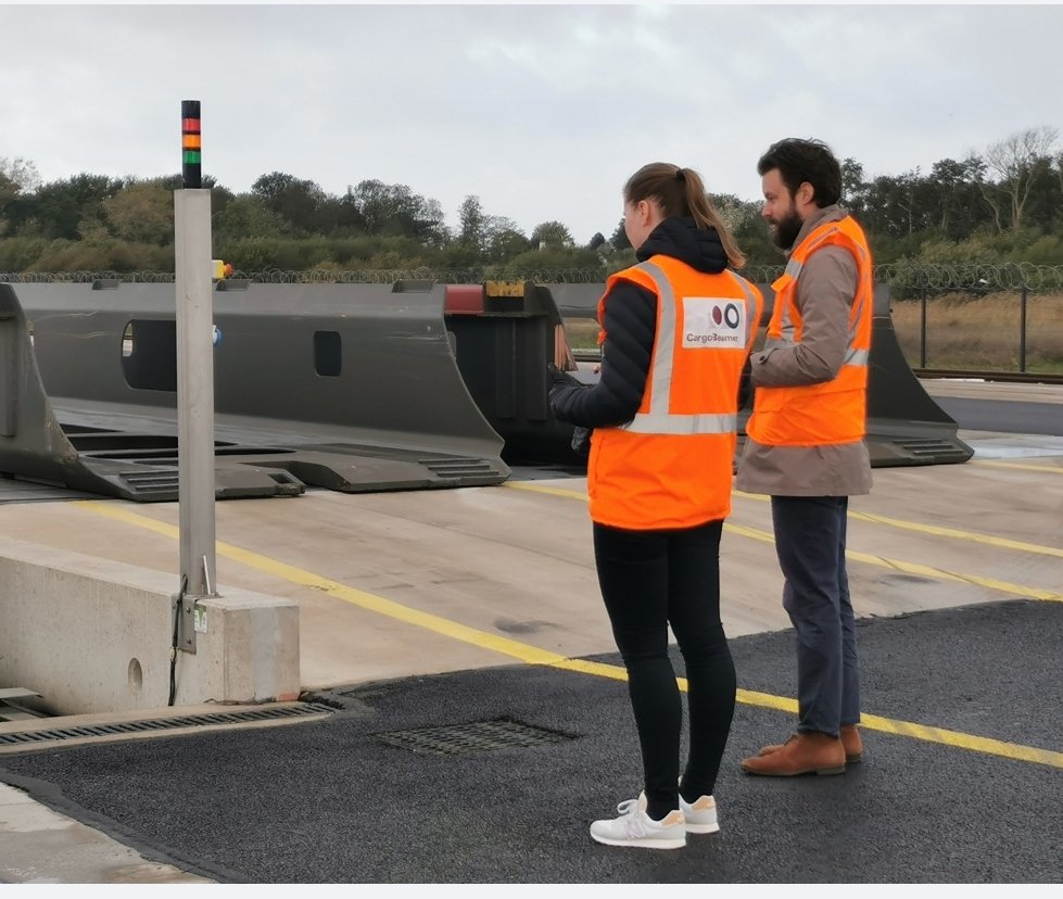 TruckTrainFi's tweet photo. TruckTrainEP tutkijoita ja ohjausryhmän edustajia Calaisissa tutustumassa @cargobeamer - ainutlaatuiseen junien lastaus- ja purkuteknologiaan. Vaikuttavaa! #uwasa #sustainableintermodallogistics https://t.co/LV36Jcd8Vp