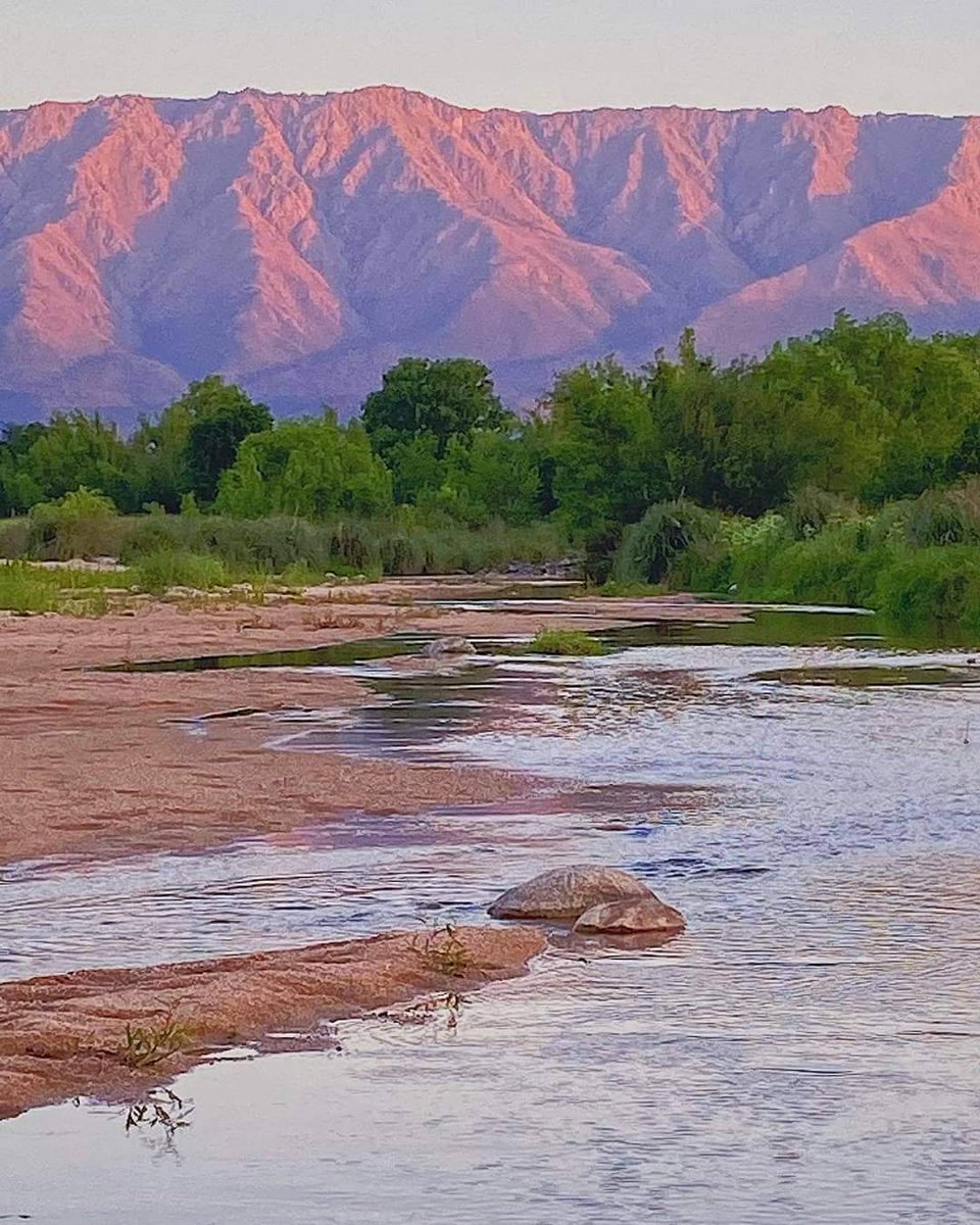 conocetrasla's tweet photo. R i o  C h i c o  🎯 Nono Valle de Traslasierra Córdoba ♥️ Argentina.

   Sus playas, sus aguas cristalinas y un marco de Sierras pintadas con la luz del atardecer, convierten al Río Chico en un clásico favorito. 

📸 @raulaltamiranook
 #traslasierracordoba #traslasierra https://t.co/hk06y2Uwtm