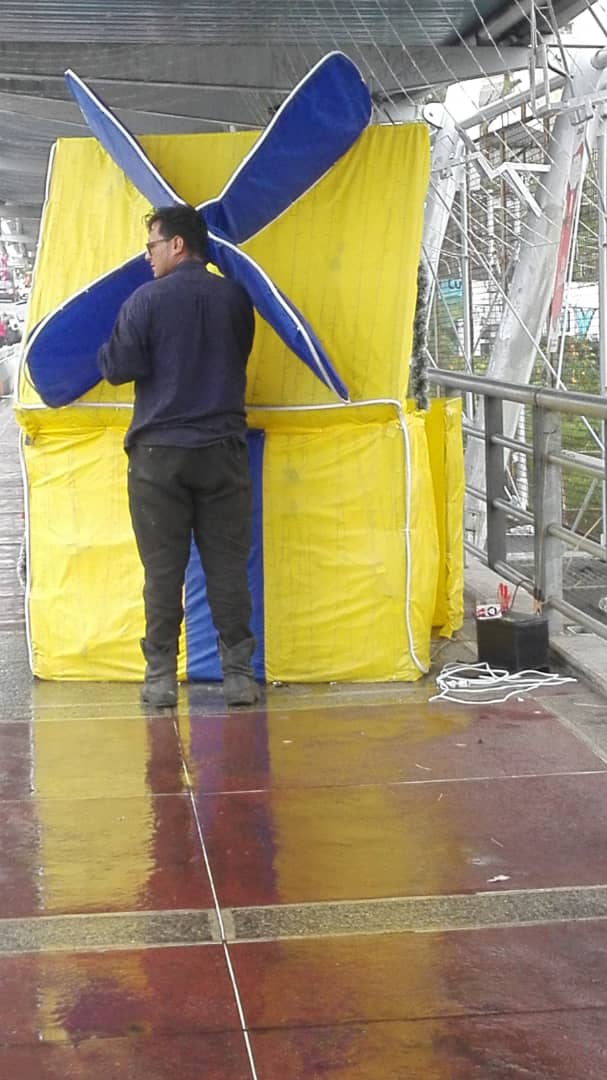 Mal gasto de recursos, en técnicos, montaje y desmontaje de luces.
Hagamos un cálculo del costó de c/luz,más o menos 8 BSD al mayor c/u,calculamos la cantidad de luces que hay en las bolsas,es un dinero GASTADO,pudiéndose INVERTIR en algo funcional.
<a href="/araquejesus21/">Jesús Araque</a> <a href="/meridaalcaldia/">Alcaldía de Mérida</a>