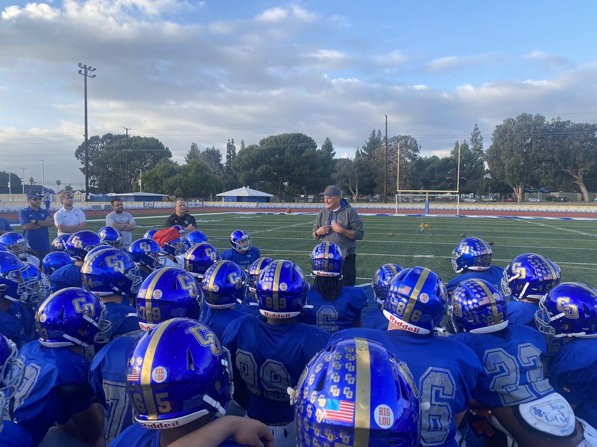 COHSFootball's tweet photo. Our #OneCOFamily thanks one of Big Lou’s closest, longtime legendary coaches dear friend Coach Merandi for spending time with us yesterday. His stories, wisdom from his experiences and relationship with Big Lou were invaluable and priceless.🧡 #LittleBrother #BrotherhoodOfTrust https://t.co/dAMhWpz7AM