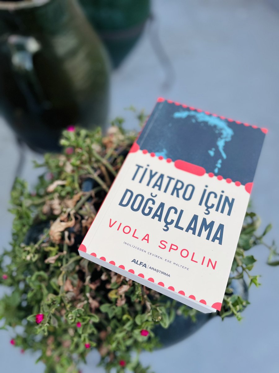 alfakitap's tweet photo. #YeniKitap📚 

“Doğaçlama tiyatrosu Chicago’da icat edildi ama bu kitapta şekil verilip en saf haline getirildi.”
–Chicago Magazine

Viola Spolin, doğaçlama teknikleriyle, modern tiyatronun doğasını ve uygulama sahasını derinden etkiledi… https://t.co/4wEMyJoh3K