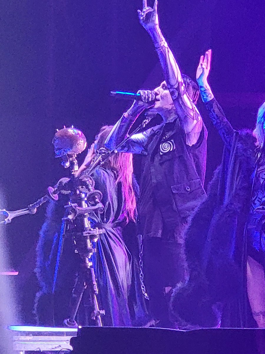 ChefEmi98's tweet photo. Thank you @ChrisMotionless @MIWband for an amazing concert last night! And for being the first concert @beeskeysknees has ever been to! https://t.co/shVbPfnuCO
