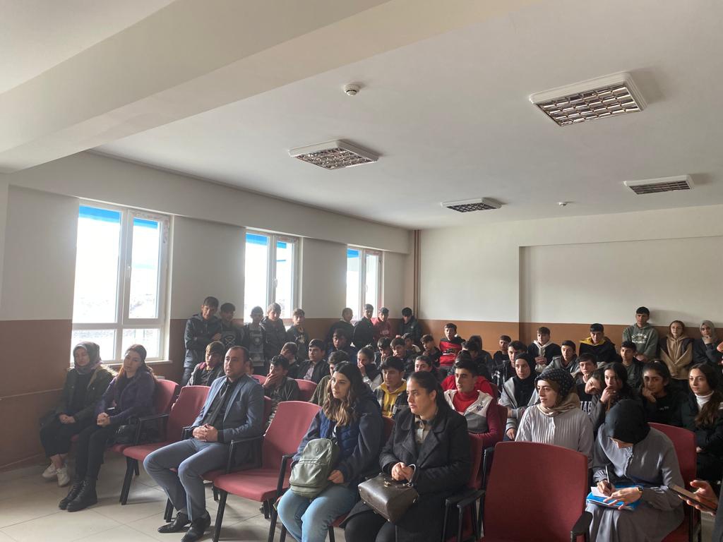 senkayaaihl's tweet photo. Şehit Oğuzhan YAŞAR Anadolu İmam Hatip Lisesi ve Şenkaya Çok Programlı Anadolu Lisesi arasında bilgi yarışması düzenlendi.

Yarışmayı hazırlayan öğretmenlerimiz Sema TAŞKIN ve Zehra DURSUN'a değerli katkılarından dolayı teşekkür ediyoruz.

@Erzurum_Mem
@skaygusuz
@MemSenkaya https://t.co/wIki8vX12y