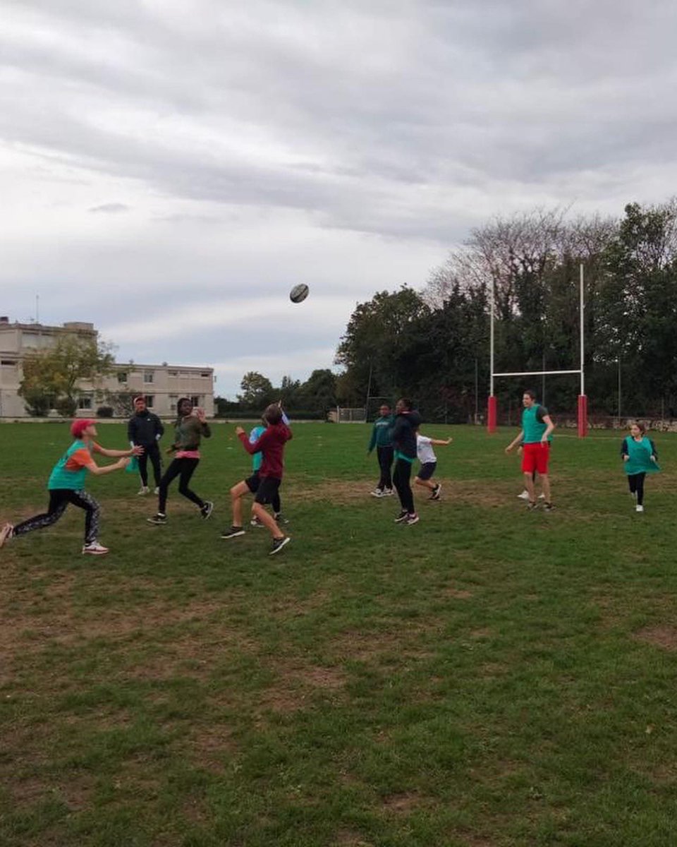 NiortRugbyClub's tweet photo. 🔴⚪️ #CLUBAMISSION

Du lundi 24 au vendredi 29 novembre, le Niort Rugby Club a accueilli 27 enfants des Centres sociaux et culturels de la Tour Chabot et du Clou Bouchet pour un stage vacances au stade Espinassou❗️ https://t.co/Pp0wJg5b4p