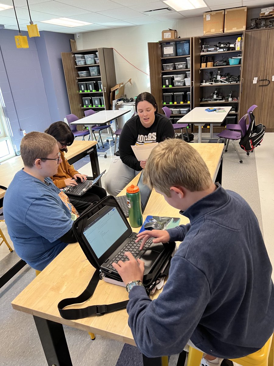 Students interviewing their patients to see what they are sick with. #MedicalDetectives #AfftonLearns ⁦<a href="/RogersMiddleSch/">Rogers Middle School</a>⁩ ⁦@STLPLTW⁩ ⁦<a href="/PLTWorg/">Project Lead The Way</a>⁩