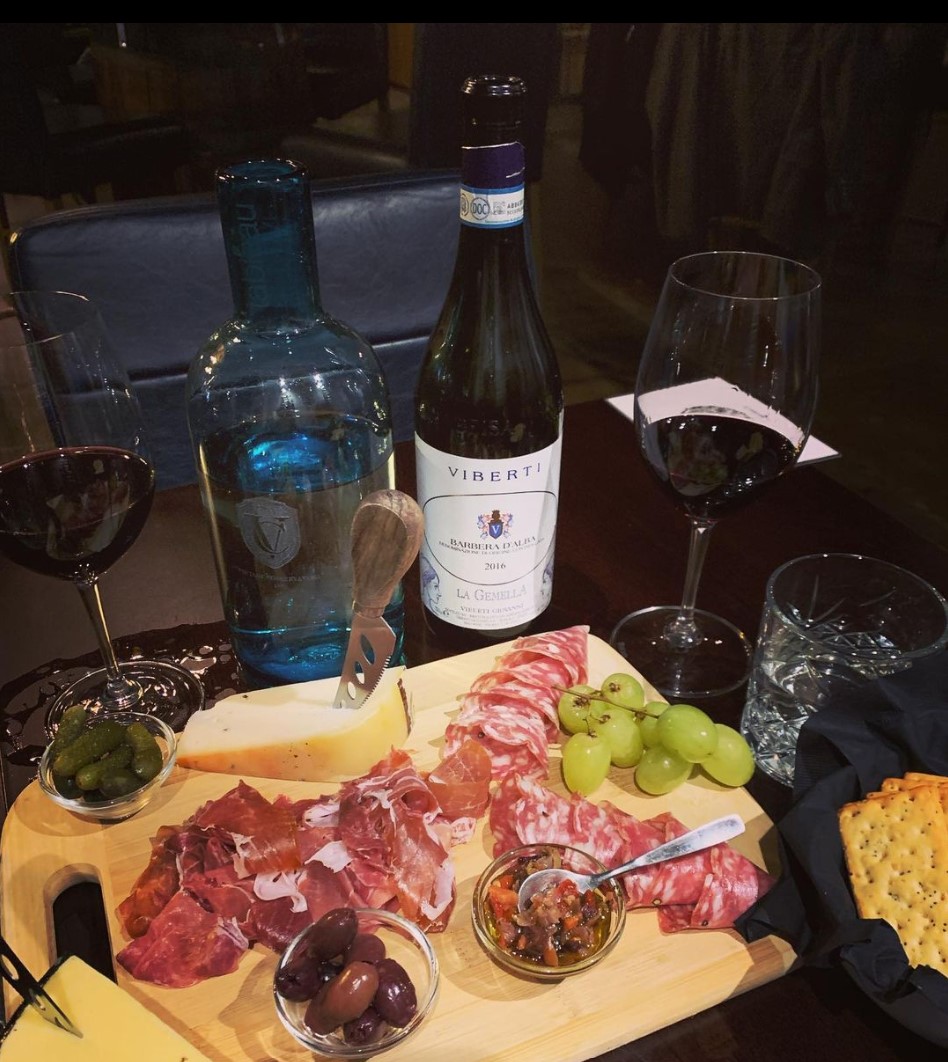 Perfect Pairings. 

#tableauFilteredWater #tableauWaterEvolved #WaterEvolved #FilteredWater #FilteredWaterSolutions #SparklingWater #SparklingandStill #zerowaste #privateclub #carafeservice #Carafe #luxuryhospitality