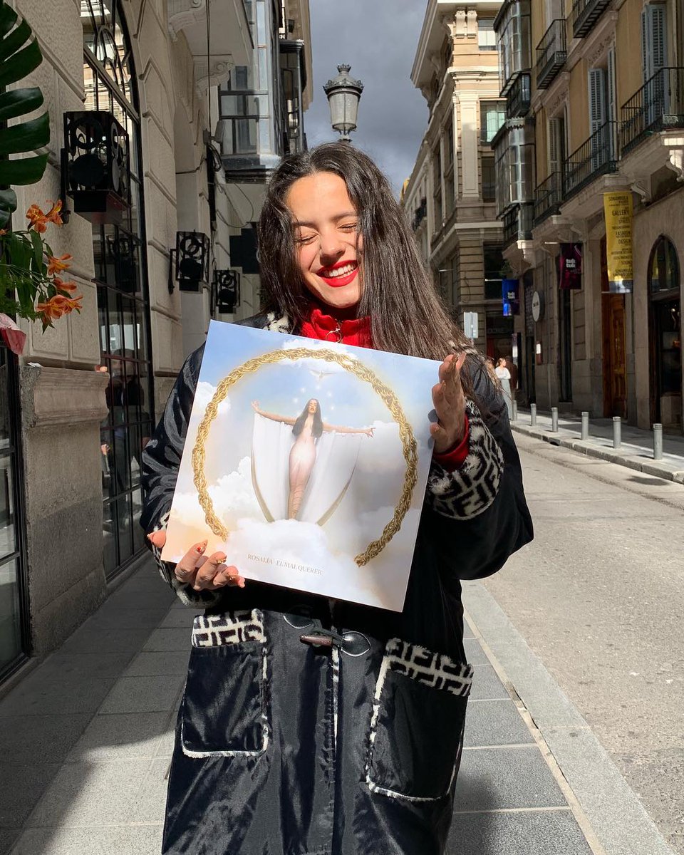 rosaliaeuropa's tweet photo. ◽ Antes de "El Mal Querer" @rosalia ya había sacado su primer álbum "Los Angeles" (2016), pero ella seguía estudiando el flamenco en la Escuela Superior de Música de Barcelona. Por lo tanto, para graduarse, Rosalía decidió crear EMQ como sus tesis final de grado. https://t.co/r7fpfnryJX