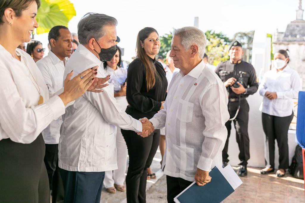 Presidente Laurentino Cortizo rinde honor a los próceres de la independecia. (foto en Twitter)