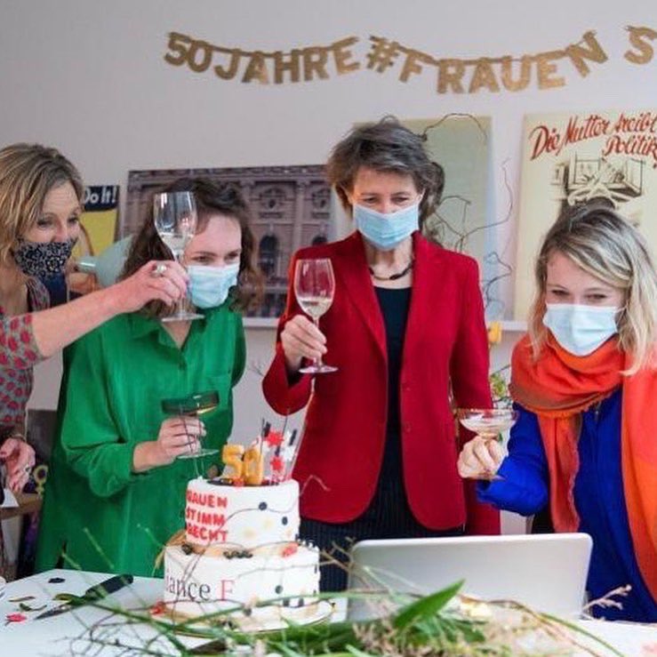 #allianceF est triste d'apprendre la démission de la Conseillère fédérale <a href="/s_sommaruga/">Simonetta Sommaruga</a> et la remercie pour sa précieuse collaboration et ses réalisations en faveur de l'#égalité et des femmes en Suisse ! 💐

#gruetlidesfemmes2021 #sessiondesfemmes2021 #égalitésalariale