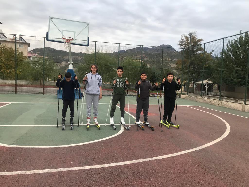 GSB_Tunceli's tweet photo. Bu güzel kareler Tekerlekli Kayak Antrenmanından☺️ 

Yetenekli sporcularımız değerli antrenörümüz eşliğinde alt yapı çalışmalarına devam ediyor, öğreniyor ve gelişiyorlar. 
@kasapoglu @gencliksporbak 

#tekerleklikayak #sporcuyuzbiz https://t.co/ddwfwkOIP4