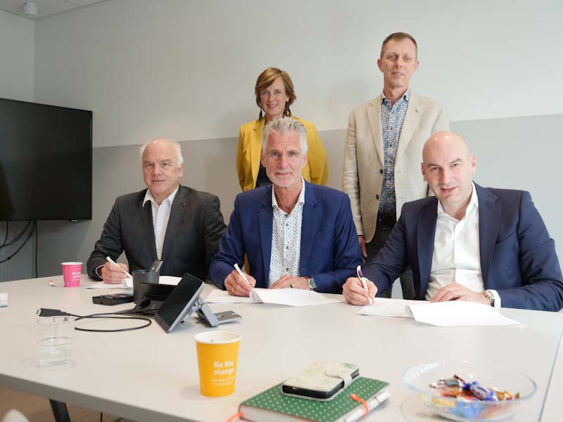 Samen met Zorggroep Oude en Nieuwe Land, Opella ondertekenden we een samenwerkingsovereenkomst.
We werken samen in o.a. een behoefteonderzoek. Hierin verkennen we h de hulpvraag en zingevingsbehoefte bij cliënten en wat van welke zorgverleners verwacht mag worden.