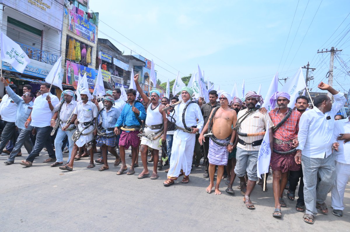 JangamSatyababu's tweet photo. రామచంద్రపురం నియోజకవర్గంలో కల్లు గీత కార్మికుల కృతజ్ఞతాభివందన ర్యాలీ 😘
కల్లు గీత కార్మికులకు 10 లక్షలకు ఎక్స్గ్రేషియా పెంపు గాను ప్రభుత్వం విడుదల చేసిన జీవోకు హర్ష వ్యక్తం చేస్తూ...
#APcmYSjaganCares #settibalija #BCWelfare #ChelluboinaVenu #ToddyPolicy2022 #gouda #Geethakarmiku https://t.co/flrYvfwrjo