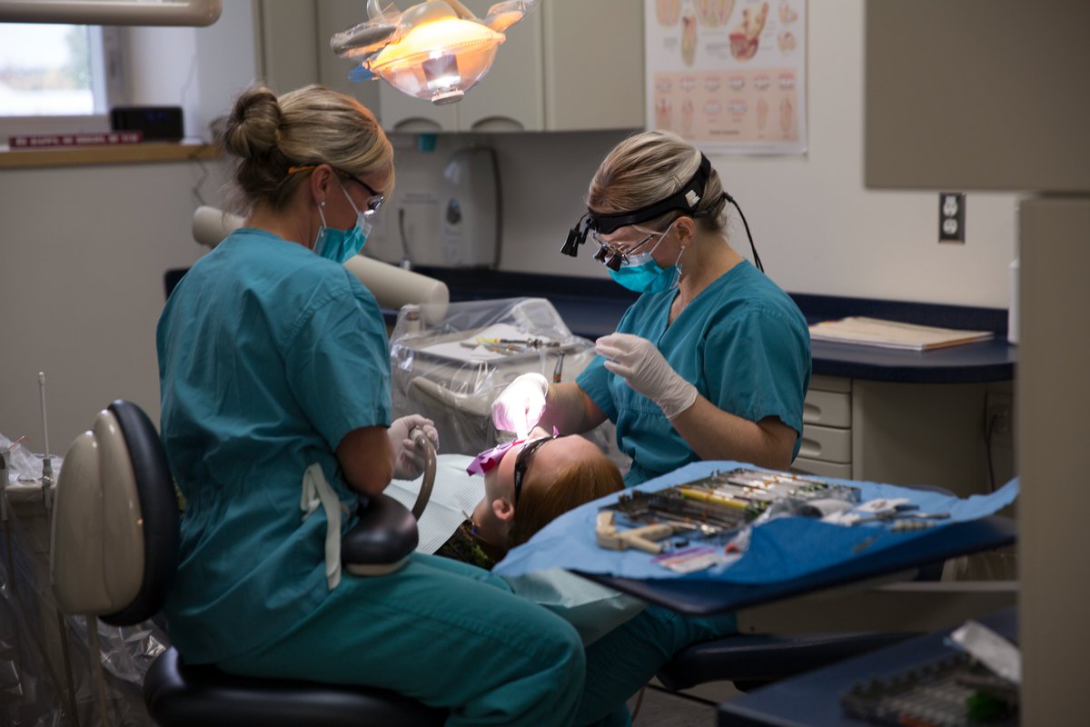 Les techniciens dentaires 🦷sont des professionnels de la santé buccodentaire 🪥 hautement qualifiés qui aident les dentistes à fournir des soins dentaires aux membres des #FAC. Postulez dès aujourd’hui et #ChangezLesChoses 👉forces.ca/fr/carriere/te… #ForcesEmplois