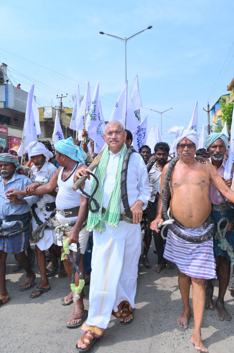 JangamSatyababu's tweet photo. రామచంద్రపురం నియోజకవర్గంలో కల్లు గీత కార్మికుల కృతజ్ఞతాభివందన ర్యాలీ 😘
కల్లు గీత కార్మికులకు 10 లక్షలకు ఎక్స్గ్రేషియా పెంపు గాను ప్రభుత్వం విడుదల చేసిన జీవోకు హర్ష వ్యక్తం చేస్తూ...
#APcmYSjaganCares #settibalija #BCWelfare #ChelluboinaVenu #ToddyPolicy2022 #gouda #Geethakarmiku https://t.co/flrYvfwrjo