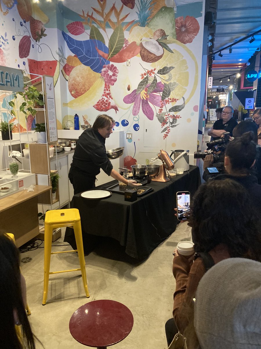 EspacePourLaVie's tweet photo. C'est le lancement du Kiosque EntomoMiam, qui sera présent du 2 au 5 novembre à l'aire de restauration @lecentralmtl. Le chef Daniel Vézina prépare des truffes énergétiques. #entomophilie #boucheesgourmandes https://t.co/kpUGFMgRdn