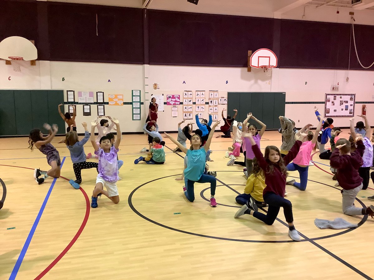 MrsODances's tweet photo. Chitrasena Dance Company, a classical Sri Lankan dance group, performed and danced with our 4th graders today! 🎶 Catch this amazing company perform this Saturday 11/5 at @GMU_CFA 💚 @HuntersWoodsES @FCPSDanceArts https://t.co/ckYVGfsuYy