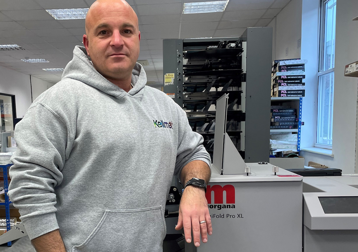 MorganaSys's tweet photo. #DigitalPrint #postpress: Borehamwood-based digital #print company Kellmatt has upgraded its @MorganaSys DigiFold Pro to the latest, heavy-duty, automatic creasing and folding system #DigiFold Pro XL. Read more from @PrintMonthly https://t.co/apDNMsGg18 https://t.co/1PQBY3ZRPt
