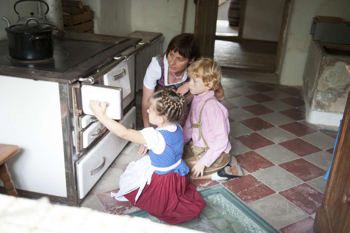 chiemseealpen's tweet photo. Im Bauernhausmuseum #Amerang im #ChiemseeAlpenland gibt es diese Woche noch ein spannendes #Familienprogramm, z.B. zu Obstsorten oder Mandalas aus Naturmaterialien, bevor das Freilichtmuseum nächste Woche in die Winterpause startet. #Ferientipp
Mehr: https://t.co/AcVsLEoWG9 https://t.co/ecVSsLFDzE