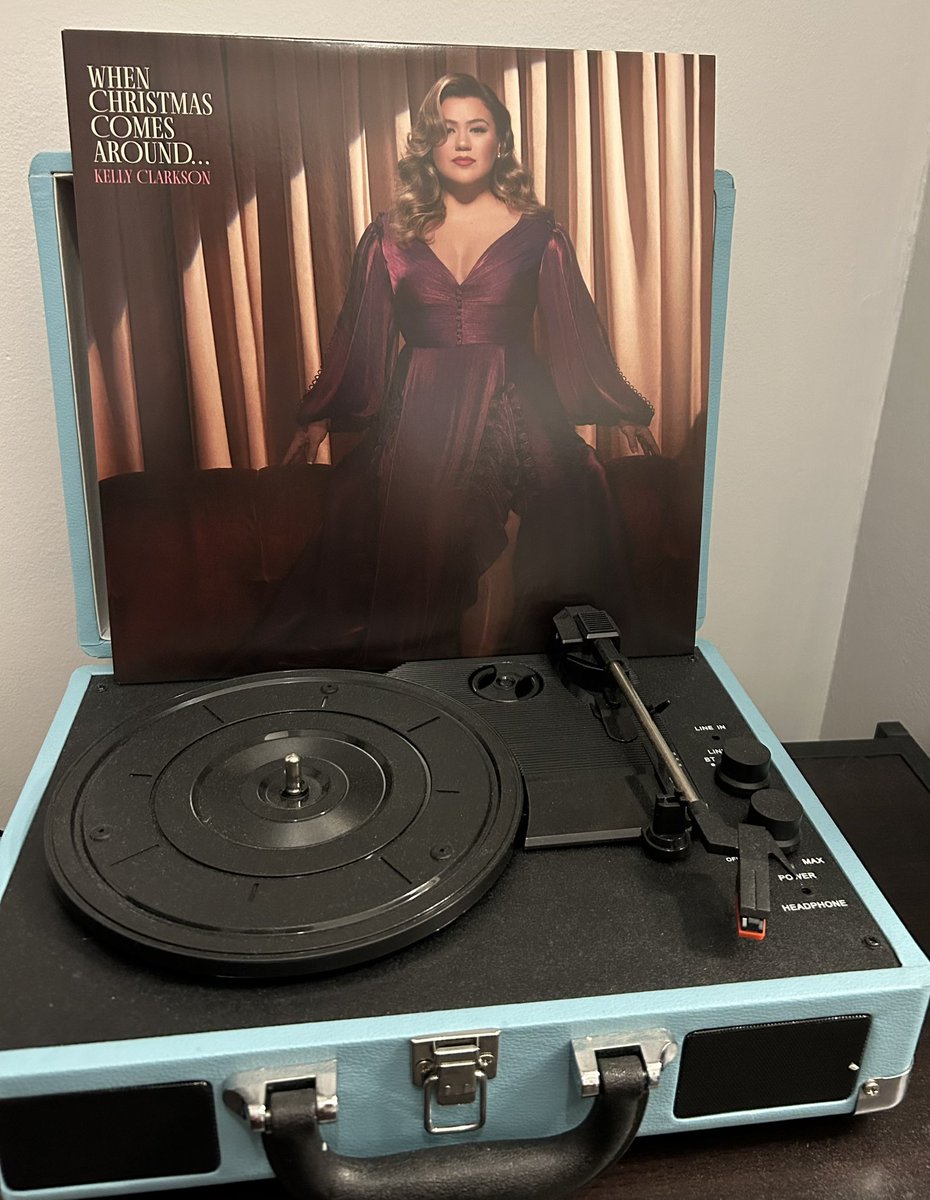 missindepodcast's tweet photo. CONTEST ALERT! 🎄

Thanks to an anonymous donor, we’re giving away a copy of @kellyclarkson’s #WhenChristmasComesAround vinyl to one lucky person! To enter:

•Follow @missindepodcast on Twitter
•Like AND retweet this tweet

Winner will be chosen on November 5th. #kellyclarkson https://t.co/zbhJvwLUDm