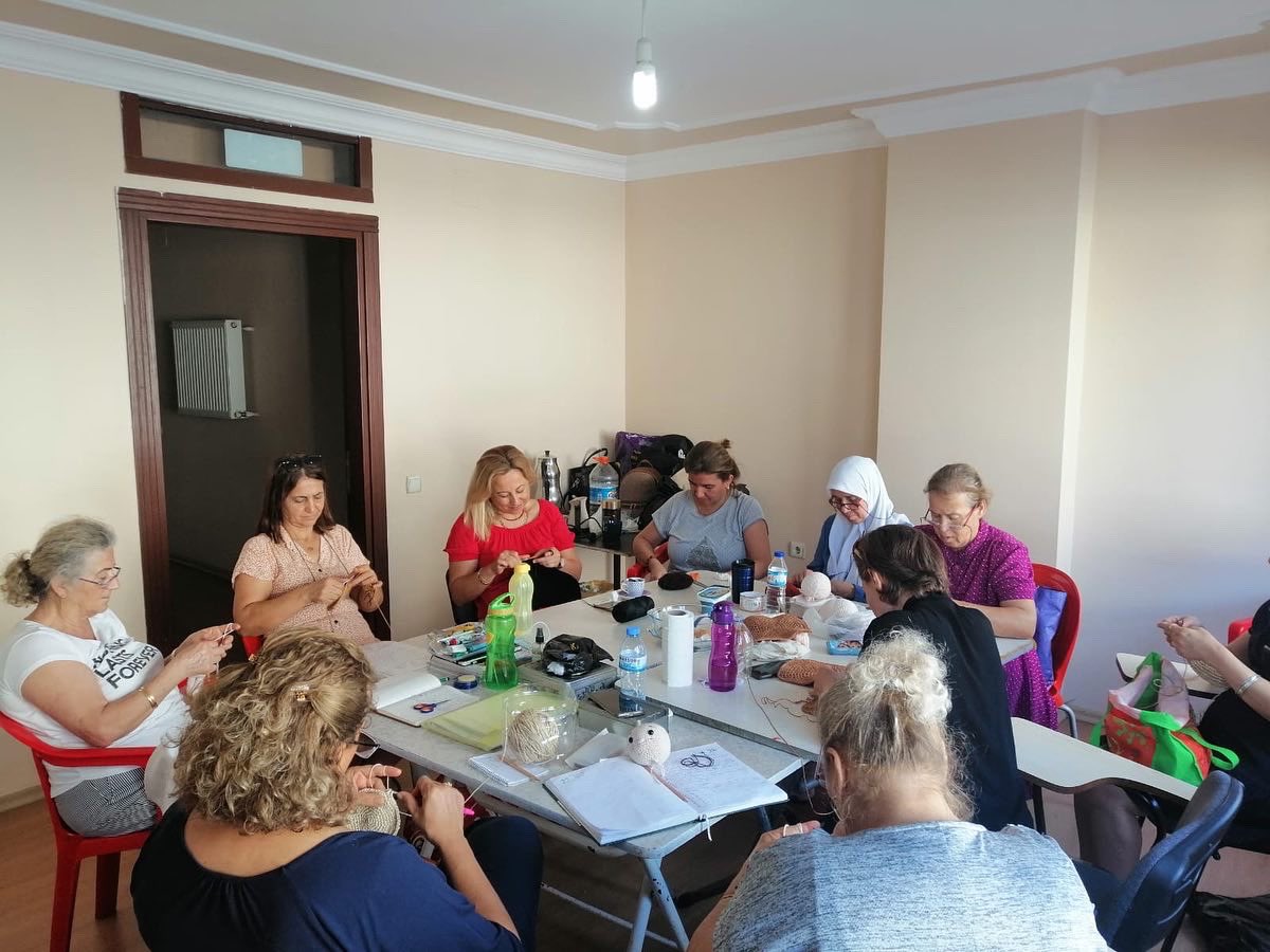 iskenderunhem's tweet photo. İskenderun Mustafa Kemal Mahallesi Kültürevi  Şapka Yapımı Kursumuz başlamıştır.Kayıt olmak için Halk Eğitimi Merkezimize gelip başvuru yapabilirsiniz. https://t.co/uh9Lda89wd