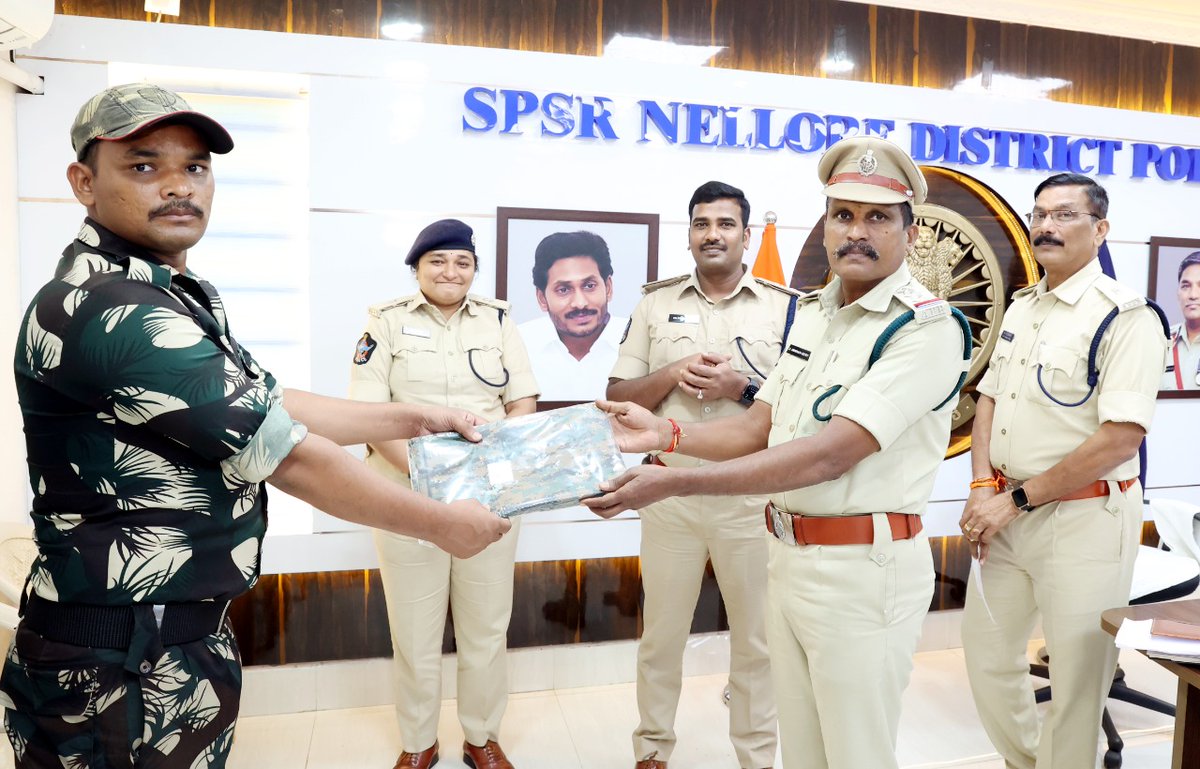 sp_nlr's tweet photo. స్పెషల్ పార్టీ సిబ్బందికి రెండు జతల యూనిఫాం అందించిన జిల్లా యస్.పి. శ్రీ విజయ రావు,IPS.,గారు.
జిల్లా పోలీసు కార్యాలయం నందు సిబ్బంది సంక్షేమంలో భాగంగా 15 స్పెషల్ పార్టీలకు రెండు జతల స్పెషల్ పార్టీ యూనిఫాం అందజేత..#specialparty #uniform #distribution #nellorepolice @APPOLICE100 https://t.co/FuBpUaOOfW