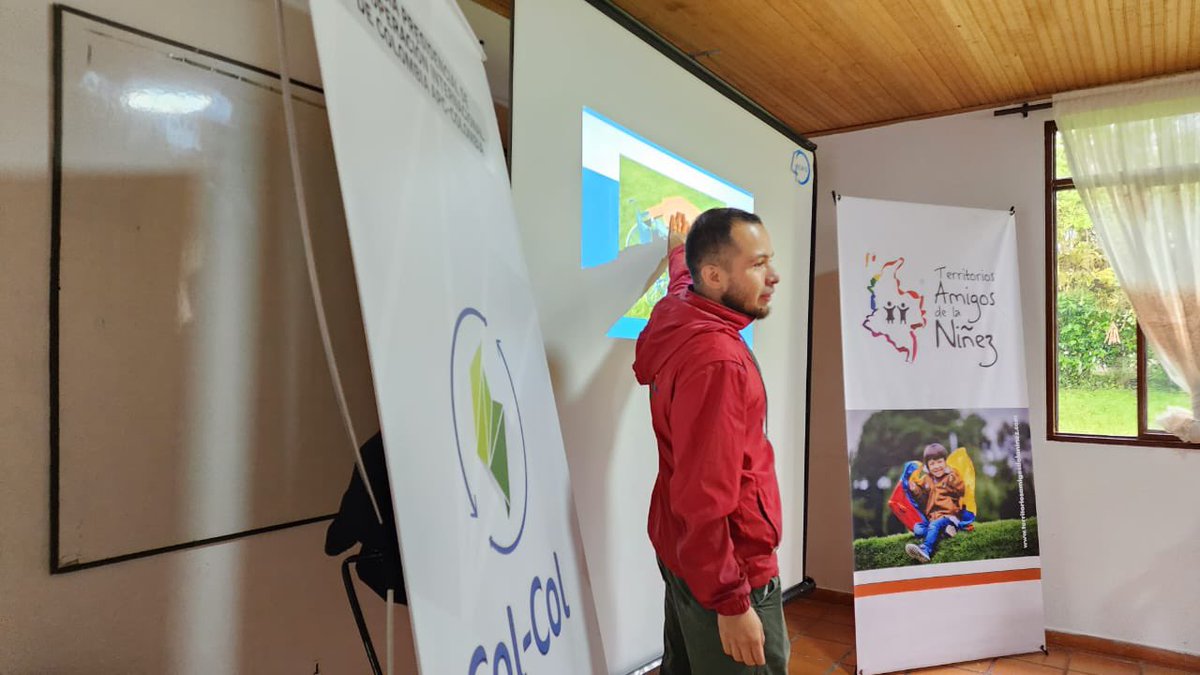 APCColombia's tweet photo. #AEstaHora la alcaldía de Inzá presenta a los asistentes al #ColCol, de Tibú, Río Quito y Pereira, el trabajo de sus niños, niñas y adolescentes para la creación y realización de su parque infantil incluyente; una buena práctica tenida en cuenta en el Plan de Desarrollo municipal https://t.co/JFg2qU3C4e