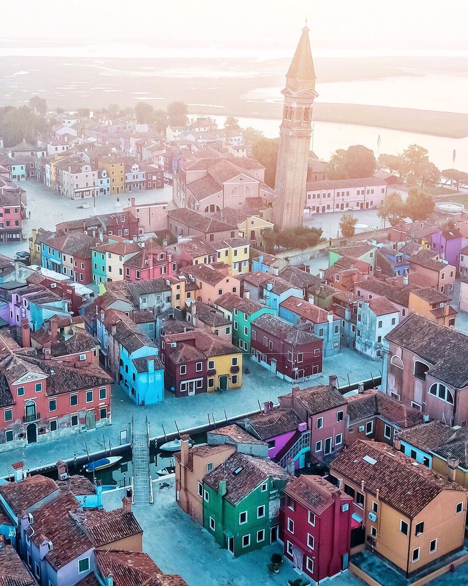 EnjoyRespectVe's tweet photo. #Burano è uno dei 10 luoghi più #colorati al mondo per le sue case variopinte. Ma è anche l’isola dei #merletti, arte antica da scoprire nel @museomerletto. Uno dei simboli dell'isola è il campanile #pendente della #chiesa di San Martino. https://t.co/kCDqB6Y4SF
#detourism https://t.co/nRrPtraRK5