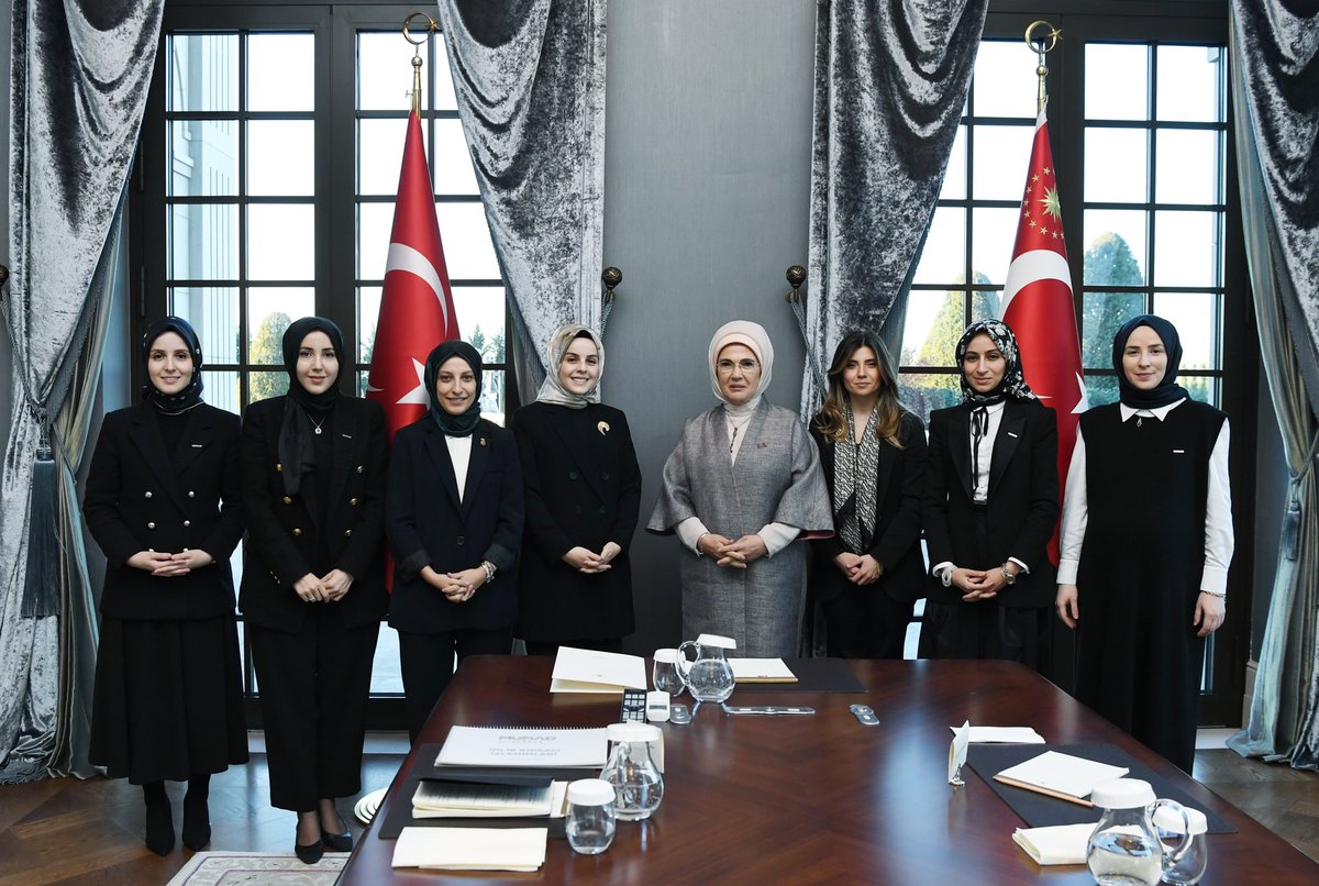 MÜSİAD Kadın Komitesi ile bir araya geldik. Kadın girişimcilerimizin geliştirilerek güçlendirilmesi için yürüttükleri faaliyetler hakkında görüş ve öneri paylaşımında bulunduk. Çalışmalarında muvaffakiyetler diliyorum. @MUSIADKadin