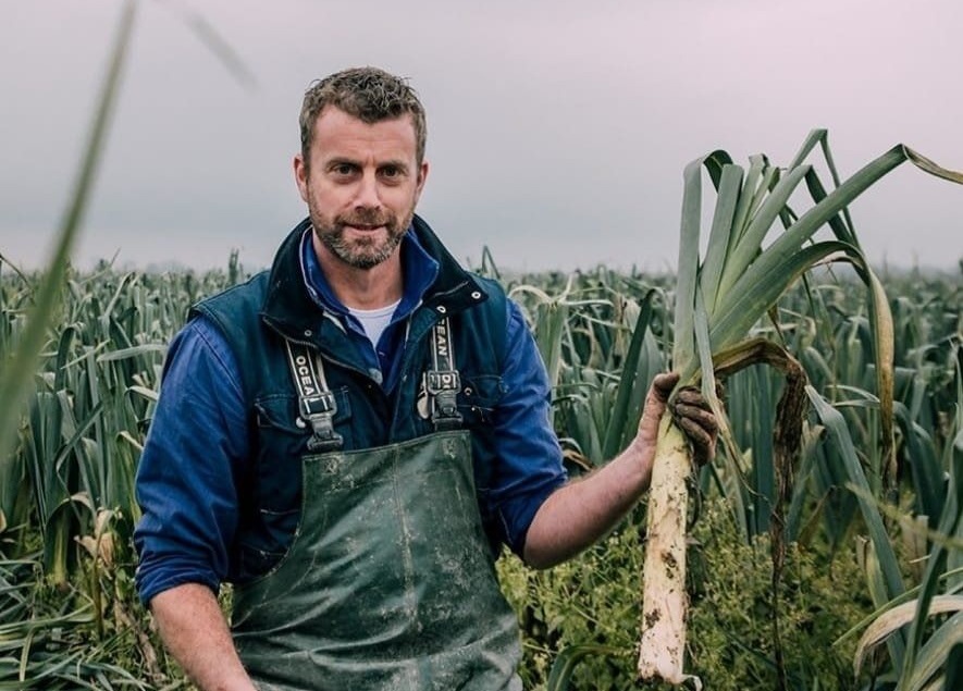 refdag's tweet photo. Groenteteler Hans Rozendaal: βWe stoppen elk voorjaar voor een vermogen aan zaad in de grond. En ieder seizoen is het weer afwachten of er uiteindelijk ook van geoogst kan worden.β #dankdag #oogst #gewas #arbeid https://t.co/0aqYtT3iuI https://t.co/NXDvPlIXJj