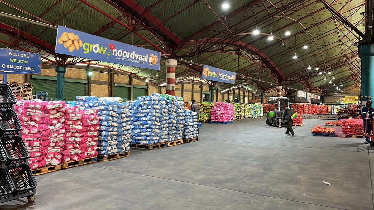 potatoes_za's tweet photo. Potatoes SA visited the Tshwane Fresh Produce Market on 2 November 2022 to check up on our spuds. Together, we can move the potato industry forward.

@potatoes_za | #PotatoesSA | @Willie18674579 | #welovepotatoes https://t.co/q3whqkwyyh