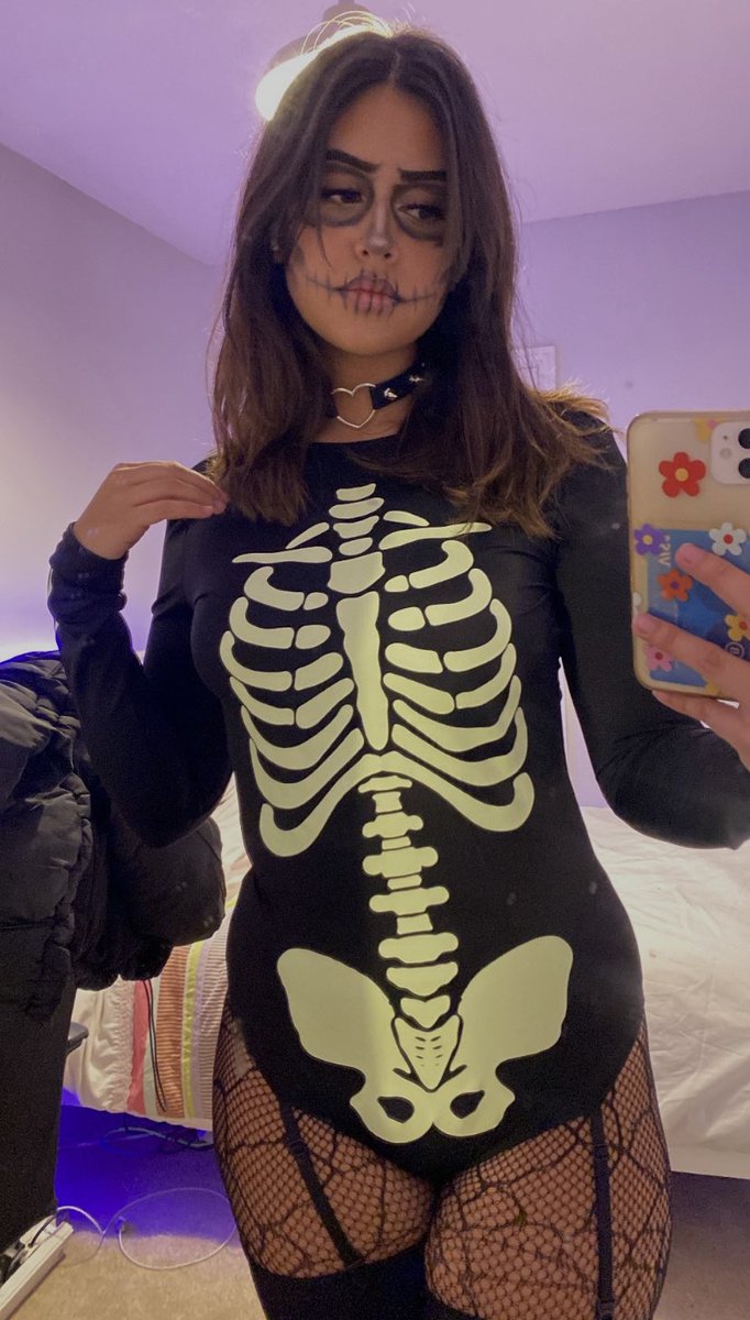 liy4r's tweet photo. halloween was dead https://t.co/QuxRtBcqo9