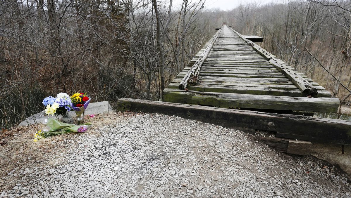 MerGarza's tweet photo. Abby y Libby eran dos chicas que vivían en Delphi, Indiana. El 13 de Febrero del 2017 las dejaron en el Puente Monon al rededor de la 1:00 pm, al parecer un familiar de una de las chicas pasaría pero no había rastro de ellas. A las 5:30pm la policía fue contactada, ya que + https://t.co/FEwKQFPP7v
