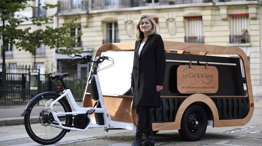 Meet the 'Corbicyclette', a cargo bike hearse now operating in Paris.

Death is, frankly, depressing, but I love the idea of my family and friends cycling along behind something like this when my time comes.

In death, as in life, tread lightly.