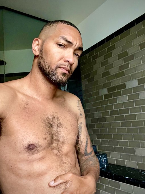 In between sexy and holding back a fart is where you can find me. https://t.co/rdG8T9CUsU<a href="/tag/mvsales"class="tags"><span>#mvsales</span></a><a href="/tag/mvboys"class="tags"><span>#mvboys</span></a>