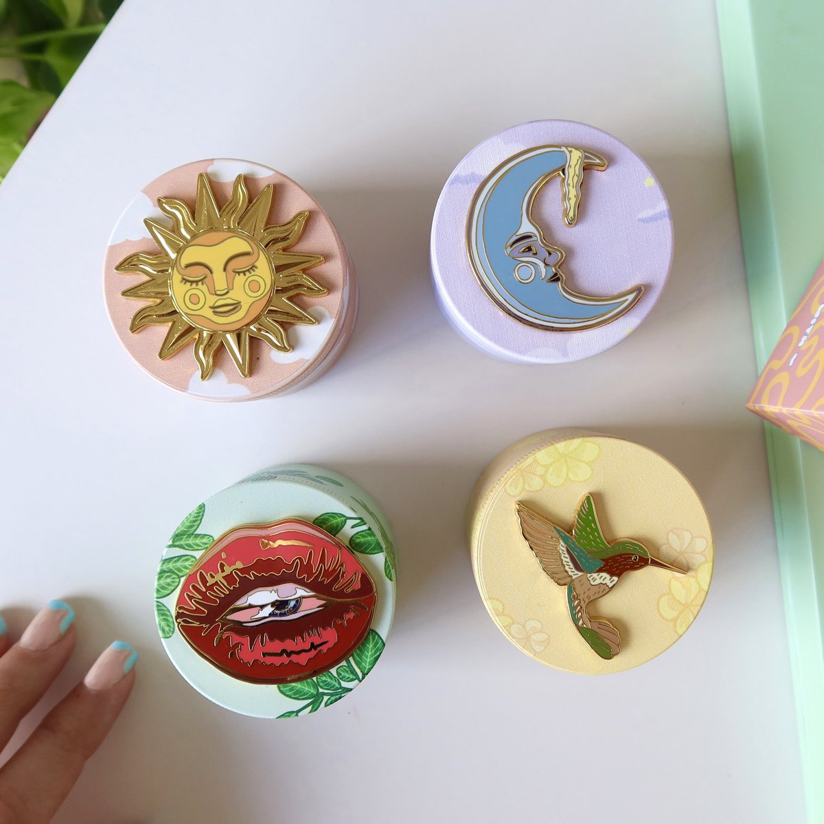 sincerelyart's tweet photo. made the prettiest luxury grinders everrrrrrr!!!✨💓 https://t.co/fMCsYfZJ91