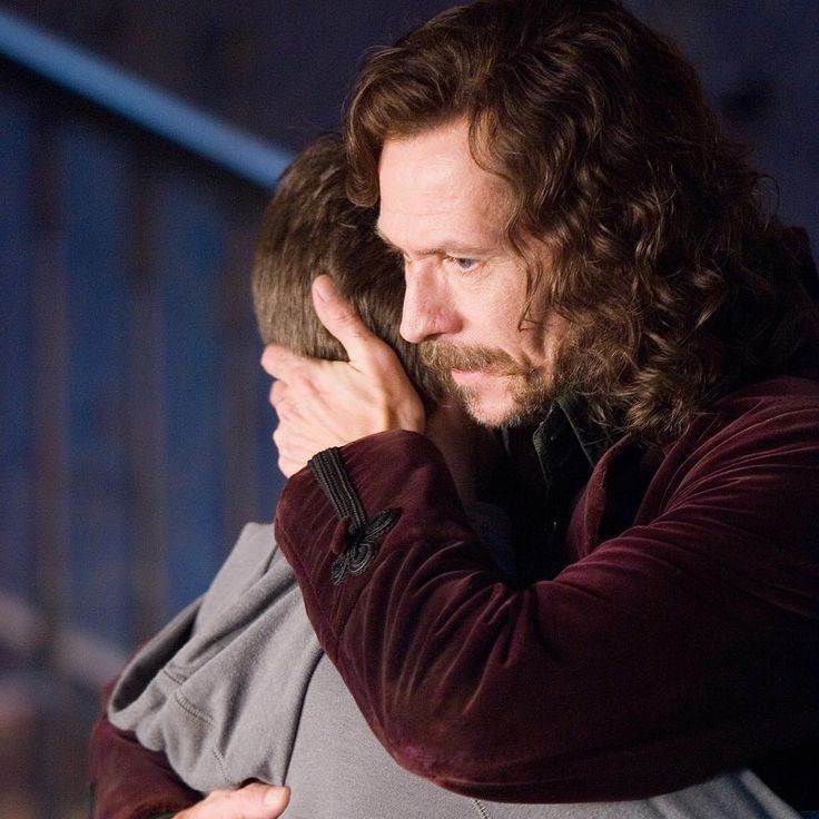#HappyBirthdaySiriusBlack
🎂 สุขสันต์วันเกิดชายหนุ่มผมปรกตา ผู้ที่ยืนอยู่เฉยๆก็หล่อแบบไม่ตั้งใจได้ 💗 ขอบคุณที่เกิดมา ขอบคุณที่คอยเป็นแสงสว่างให้แฮร์รี่นะคะ //เลือก 2 รูปนี้ เพราะชอบความอบอุ่นของซิเรียส โดยเฉพาะการกอดแล้วเอามือรองท้ายทอยน้อง มันน่ารักจริงๆ 💖🐺 รักๆซิเรียสนะคะ 😣