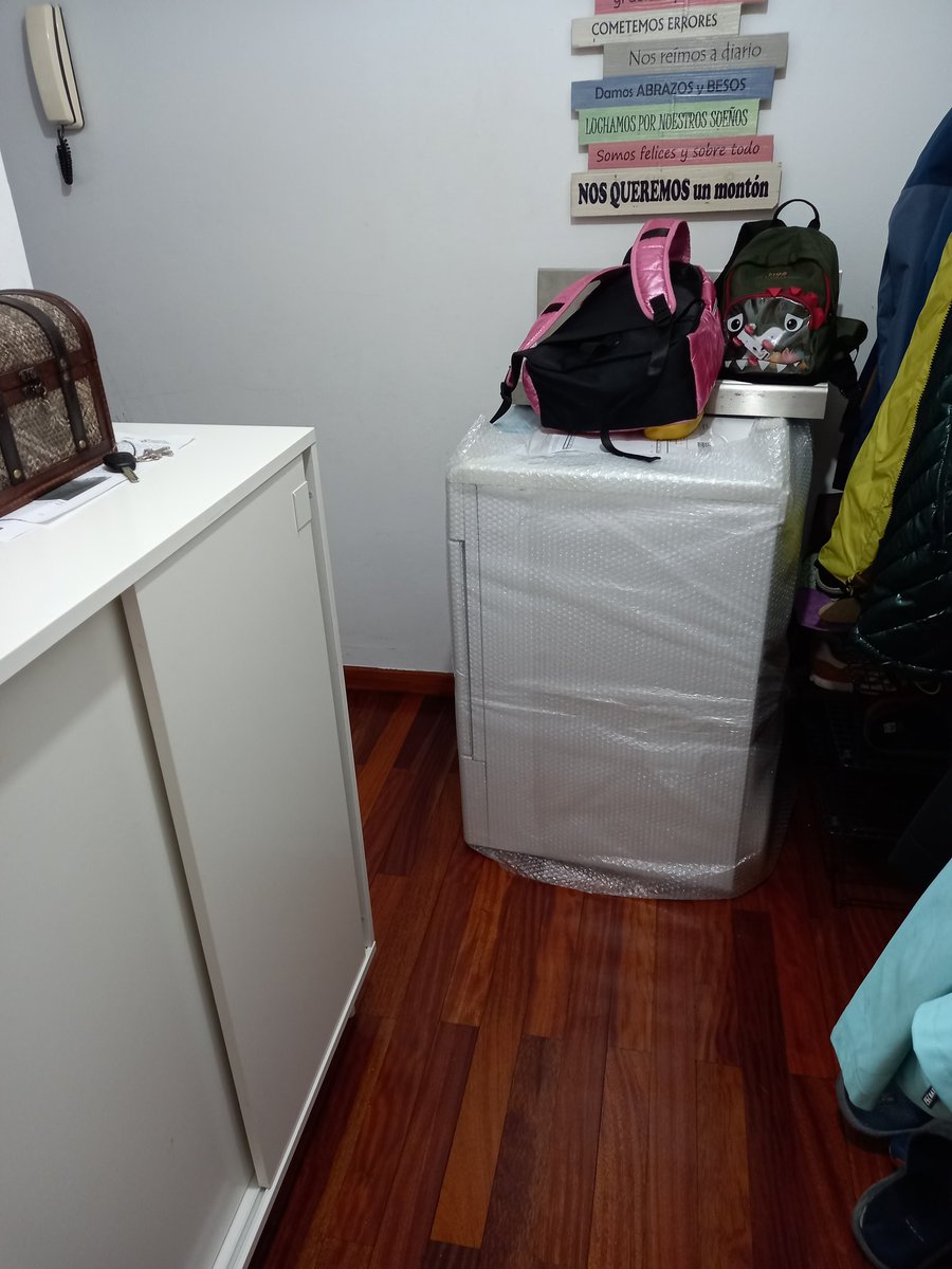 lolagirado's tweet photo. Pues ya cumplimos un mesecito con la #secadora en el recibidor de casa a la espera de q @Electrocosto venga a recogérnosla PORQUE ESTÁ EN GARANTÍA y nos la cambie por otra. Definitivamente esta empresa no está a la altura para la #ventaonline: abro hilo 😤 https://t.co/zdhop5MXCM