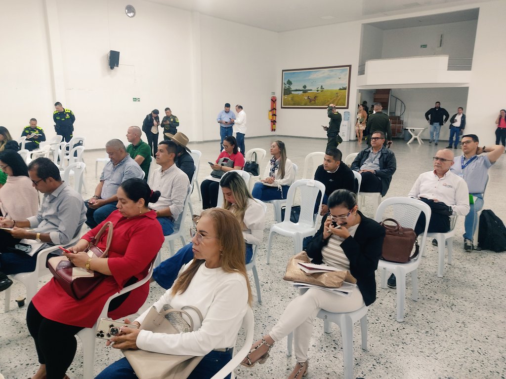 GobMpalCastilla's tweet photo. #AEstaHora | La Administración Municipal en cabeza del alcalde Fernando Amézquita en compañía de los alcaldes del territorio llanero, asisten al plan integral de convivencia y seguridad ciudadana del Meta. 
¡Seguimos! 
#TrabajandoUnidos Por Castilla La Nueva https://t.co/7gwmvKWMT4